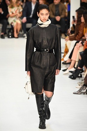 トッズ 2019-20年秋冬コレクション - パワーショルダーのアウターを味方に｜写真10