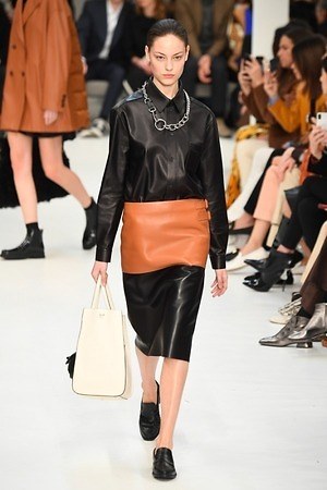 トッズ 2019-20年秋冬コレクション - パワーショルダーのアウターを味方に｜写真13
