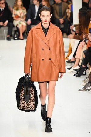 トッズ 2019-20年秋冬コレクション - パワーショルダーのアウターを味方に｜写真16