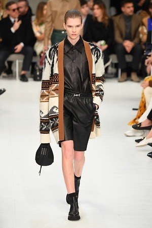 トッズ 2019-20年秋冬コレクション - パワーショルダーのアウターを味方に｜写真18
