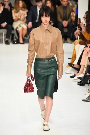 トッズ 2019-20年秋冬コレクション - パワーショルダーのアウターを味方に｜写真20