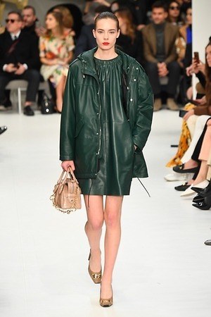 トッズ 2019-20年秋冬コレクション - パワーショルダーのアウターを味方に｜写真22