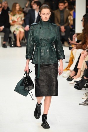 トッズ 2019-20年秋冬コレクション - パワーショルダーのアウターを味方に｜写真25
