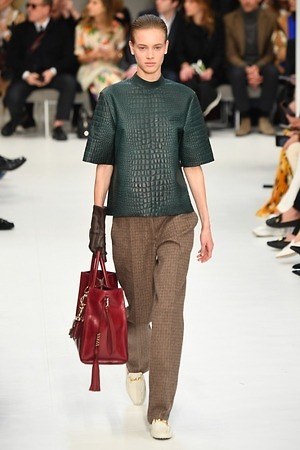 トッズ 2019-20年秋冬コレクション - パワーショルダーのアウターを味方に｜写真28