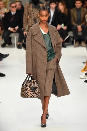 トッズ 2019-20年秋冬コレクション - パワーショルダーのアウターを味方に｜写真29