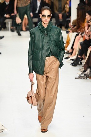 トッズ 2019-20年秋冬コレクション - パワーショルダーのアウターを味方に｜写真30