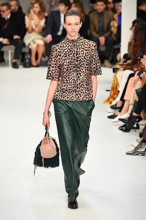 トッズ 2019-20年秋冬コレクション - パワーショルダーのアウターを味方に｜写真34