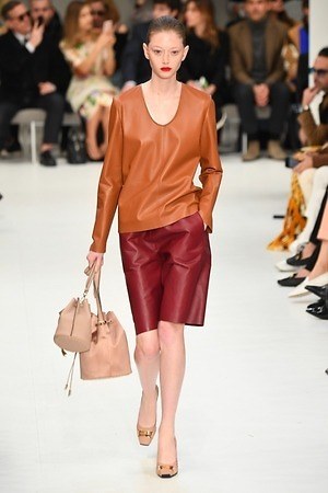トッズ 2019-20年秋冬コレクション - パワーショルダーのアウターを味方に｜写真36