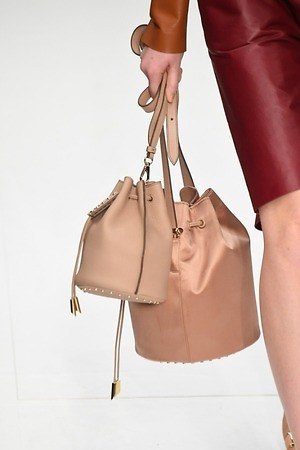 トッズ 2019-20年秋冬コレクション - パワーショルダーのアウターを味方に｜写真37