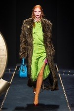 ヴェルサーチェ 2019年秋冬ウィメンズコレクション - ラグジュアリーとグランジの融合｜写真10