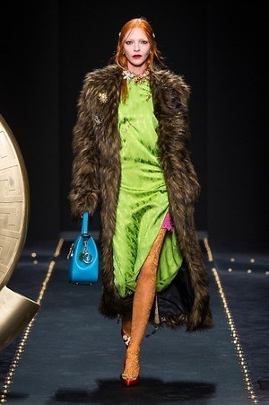 ヴェルサーチェ 2019年秋冬ウィメンズコレクション - ラグジュアリーとグランジの融合｜写真10