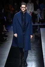 写真8 42 メンズ 青のチェスターコートを使ったコーディネート着用 コレクションルックギャラリー ファッションプレス 写真8 42 メンズ 青のチェスターコートを使ったコーディネート着用 コレクションルックギャラリー ファッションプレス