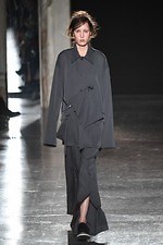 ウジョー 2019-20年秋冬コレクション - 布の動きに身を委ねて｜写真1