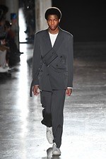 ウジョー 2019-20年秋冬コレクション - 布の動きに身を委ねて｜写真5