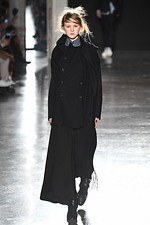 ウジョー 2019-20年秋冬コレクション - 布の動きに身を委ねて｜写真7