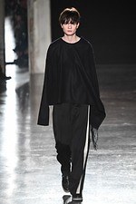 ウジョー 2019-20年秋冬コレクション - 布の動きに身を委ねて｜写真11