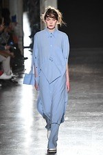 ウジョー 2019-20年秋冬コレクション - 布の動きに身を委ねて｜写真17