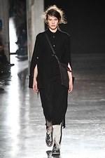 ウジョー 2019-20年秋冬コレクション - 布の動きに身を委ねて｜写真18