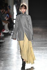 ウジョー 2019-20年秋冬コレクション - 布の動きに身を委ねて｜写真20