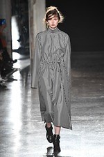 ウジョー 2019-20年秋冬コレクション - 布の動きに身を委ねて｜写真21