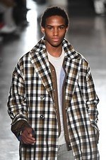 ウジョー 2019-20年秋冬コレクション - 布の動きに身を委ねて｜写真23