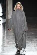 ウジョー 2019-20年秋冬コレクション - 布の動きに身を委ねて｜写真24