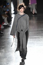 ウジョー 2019-20年秋冬コレクション - 布の動きに身を委ねて｜写真25