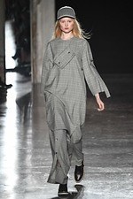 ウジョー 2019-20年秋冬コレクション - 布の動きに身を委ねて｜写真27