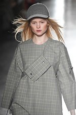 ウジョー 2019-20年秋冬コレクション - 布の動きに身を委ねて｜写真28