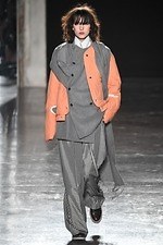 ウジョー 2019-20年秋冬コレクション - 布の動きに身を委ねて｜写真29