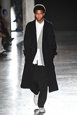 ウジョー 2019-20年秋冬コレクション - 布の動きに身を委ねて｜写真31