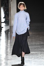 ウジョー 2019-20年秋冬コレクション - 布の動きに身を委ねて｜写真32