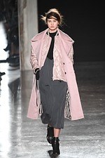 ウジョー 2019-20年秋冬コレクション - 布の動きに身を委ねて｜写真34