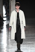 ウジョー 2019-20年秋冬コレクション - 布の動きに身を委ねて｜写真35