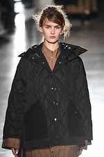 ウジョー 2019-20年秋冬コレクション - 布の動きに身を委ねて｜写真37