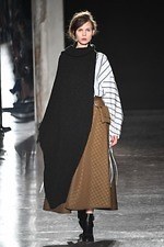 ウジョー 2019-20年秋冬コレクション - 布の動きに身を委ねて｜写真38