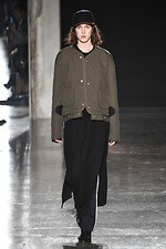 ウジョー 2019-20年秋冬コレクション - 布の動きに身を委ねて｜写真39