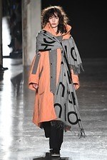 ウジョー 2019-20年秋冬コレクション - 布の動きに身を委ねて｜写真40