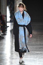 ウジョー 2019-20年秋冬コレクション - 布の動きに身を委ねて｜写真42