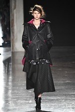 ウジョー 2019-20年秋冬コレクション - 布の動きに身を委ねて｜写真43