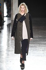 ウジョー 2019-20年秋冬コレクション - 布の動きに身を委ねて｜写真48