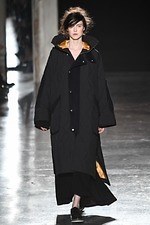 ウジョー 2019-20年秋冬コレクション - 布の動きに身を委ねて｜写真49