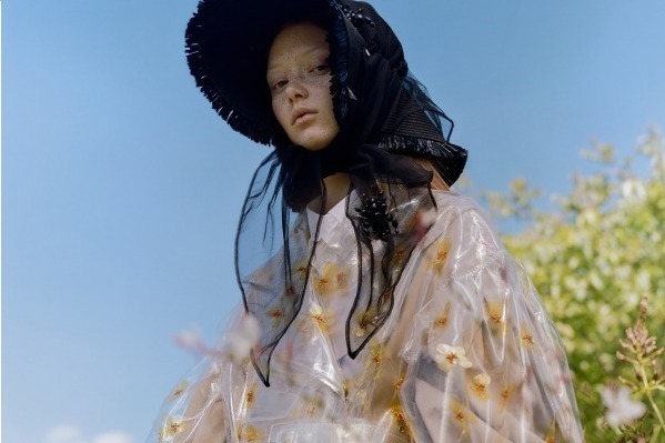 「4 モンクレール シモーン・ロシャ」19年春夏ウィメンズ新作、“庭園”モチーフのフェミニンなウェア