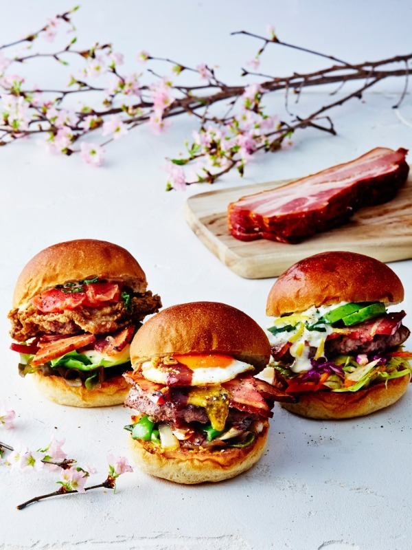 J.S. バーガーズ カフェの春限定バーガー、旨味を凝縮した“桜スモークベーコン”使用｜写真2