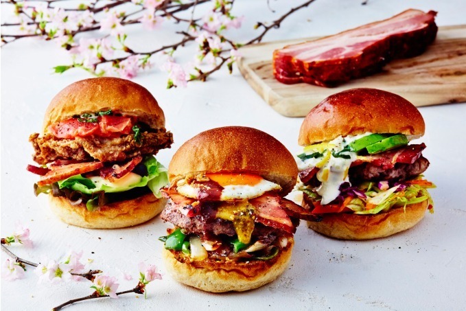 J.S. バーガーズ カフェの春限定バーガー、旨味を凝縮した“桜スモークベーコン”使用|写真1
