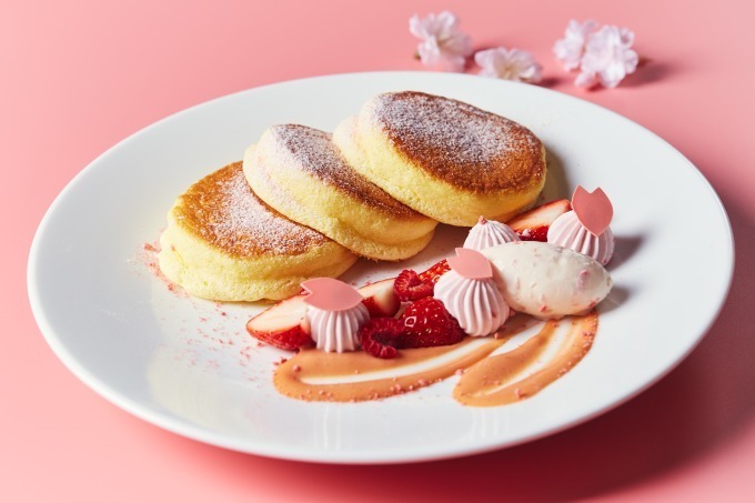 「桜と苺のシルキーパンケーキ」ホテル インターコンチネンタル 東京ベイで、スフレのようなふわふわ食感｜写真1