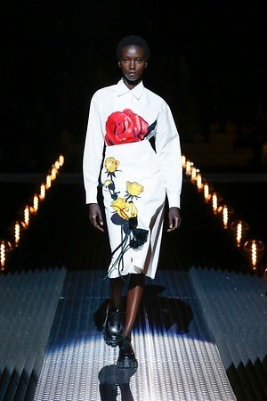 プラダ 2019年秋冬ウィメンズコレクション - フランケンシュタインと花嫁のロマンス｜写真3