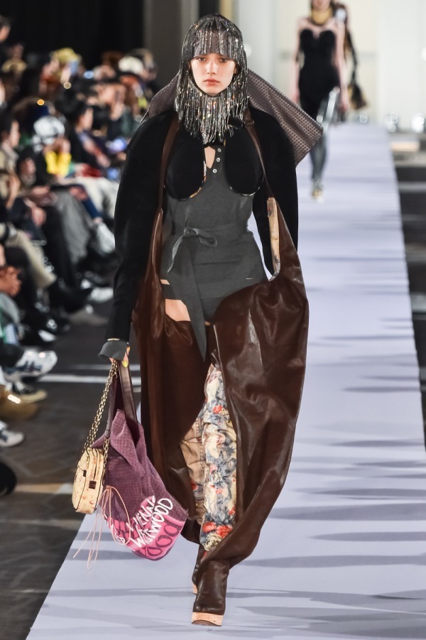 アンドレアス・クロンターラー フォー ヴィヴィアン・ウエストウッド(Andreas Kronthaler for Vivienne Westwood) 2019-20年秋冬ウィメンズ&メンズコレクション シルエット - 写真37