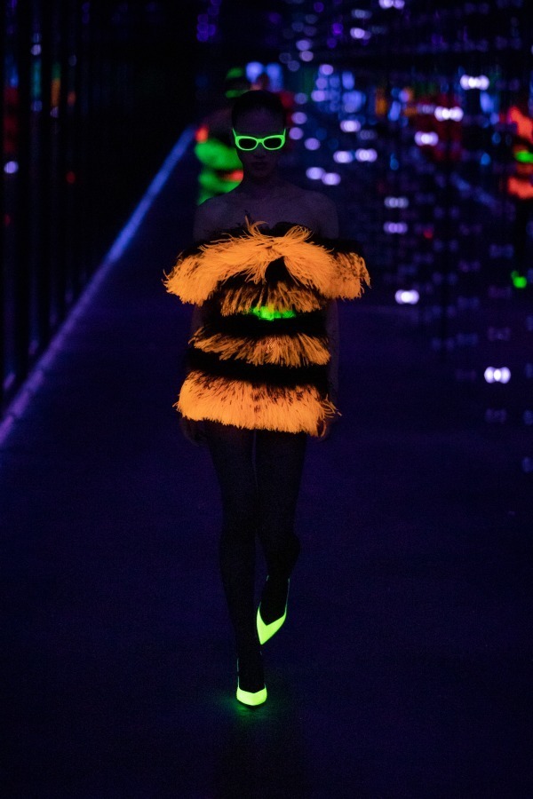 サンローラン 2019年秋冬ウィメンズコレクション - 漆黒の世界で浮かび上がる強い光｜写真66