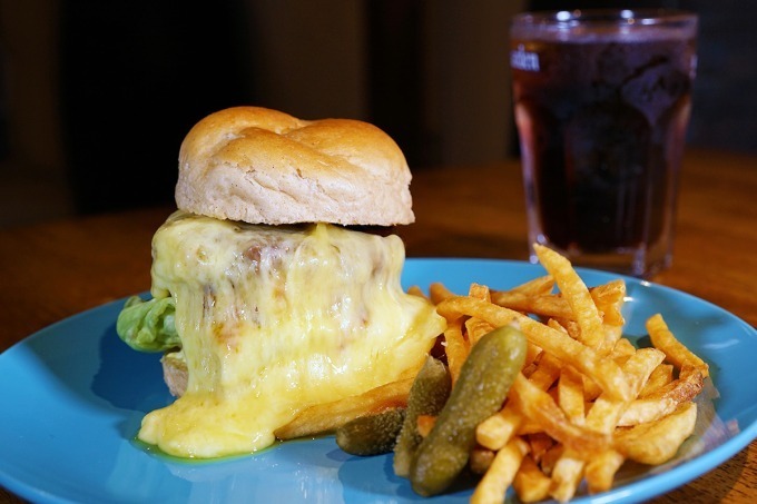 チーズバーガー専門店「ダイゴミ バーガー」横浜駅直通アソビルに誕生、滝のように流れるトロトロチーズを｜写真4